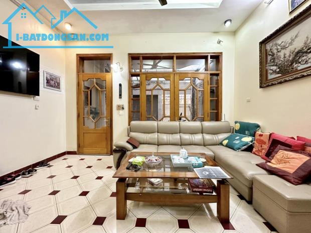 ⚜️ Nhà Mặt ngõ 25 Vũ Ngọc Phan, Đống Đa, Ô tô tránh, 90m2 5T MT 5m,  Chỉ 22.5 Tỷ ⚜️