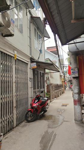 Bán nhà Nam dư vị trí: Đẹp, ngõ thông, 40m ra ô tô tránh, khu vực tiện ích đầy đủ, trường