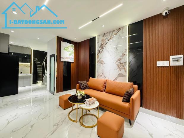 Định cư bán nhà hẻm 6m cho thuê 15 triệu. Giá 3,28 tỷ. Cao Đạt, Phường 1, Quận 5