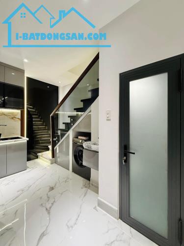 Định cư bán nhà hẻm 6m cho thuê 15 triệu. Giá 3,28 tỷ. Cao Đạt, Phường 1, Quận 5 - 1