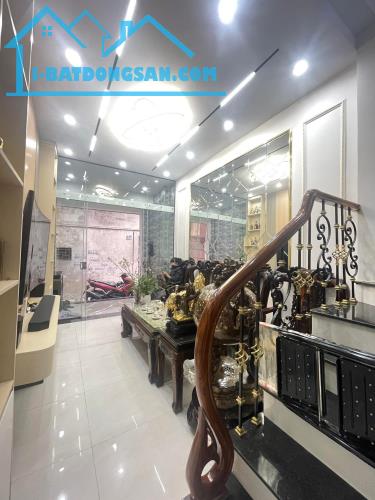 BÁN NHÀ NGUYÊN HỒNG - HỘ KHẨU BA ĐÌNH - DT: 43M2 - 4 TẦNG ĐẸP LONG LANH - NỘI THẤT HIỆN ĐẠ