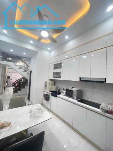 BÁN NHÀ NGUYÊN HỒNG - HỘ KHẨU BA ĐÌNH - DT: 43M2 - 4 TẦNG ĐẸP LONG LANH - NỘI THẤT HIỆN ĐẠ - 2