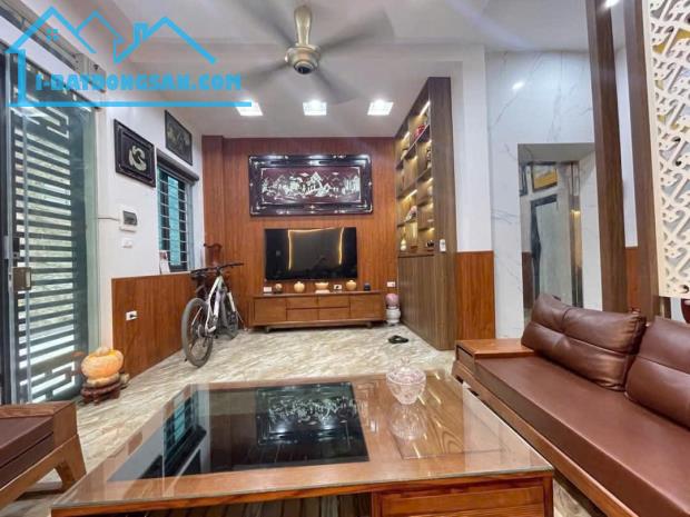 HOÀNG ĐẠO THÀNH  Ô TÔ THANG MÁY KINH DOANH DT 32m²  Giá: 10.99 tỷ - 2
