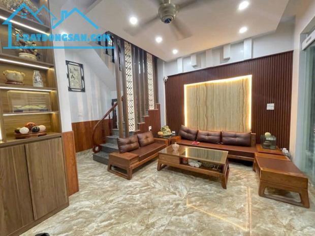 HOÀNG ĐẠO THÀNH  Ô TÔ THANG MÁY KINH DOANH DT 32m²  Giá: 10.99 tỷ - 4