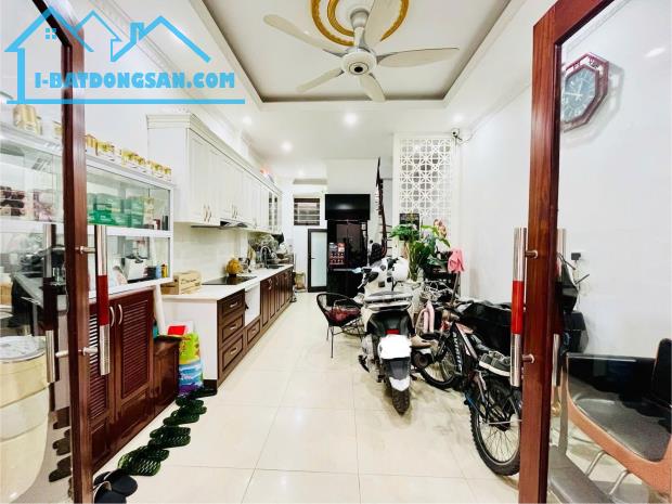 Bán nhà Lạc Long Quân Cầu Giấy gần ô tô ngõ thông 35m2 5T MT 4m dân xây đủ đồ ở luôn 7.5tỷ - 1