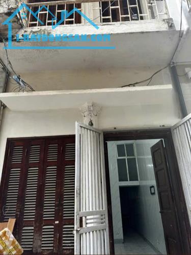 Cho thuê nhà ngõ 156 Hồng Mai 3 tầng x 30m2, 9 Triệu, 3 ngủ, ô tô tận cửa