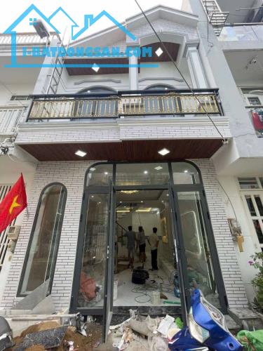 Bán nhà đang hoàn thiện TT Nhà Bè -  Diện tích: 4.6m x 11m - Giá: 5TỶ150