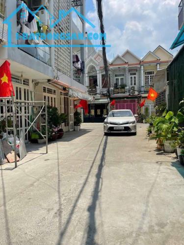 Bán nhà đang hoàn thiện TT Nhà Bè -  Diện tích: 4.6m x 11m - Giá: 5TỶ150 - 5