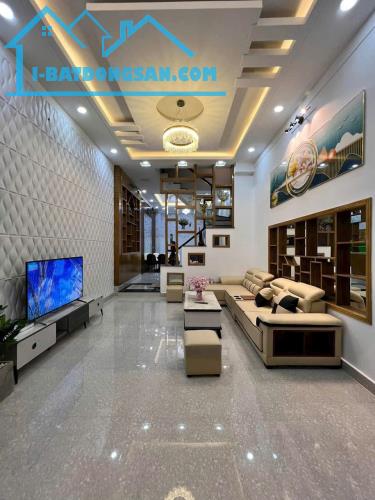 Bán nhà 4 tầng mới nở tiền hẻm ôtô thông Trung Tâm vũng tàu DT: 90m2 giá: 6 tỷ 300
