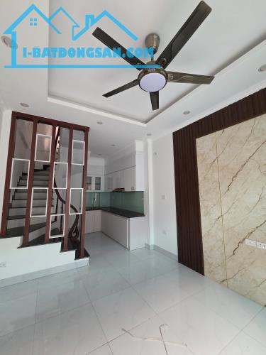 Siêu hiếm nhà lô góc phố Ỷ La Dương Nội HĐ, 35mx 5T, ô tô cách 20m giá 5 tỷ.