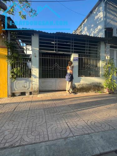 Bán đất tặng nhà cũ mặt tiền đường Phùng Hưng, Phước Long Nha Trang dt 104m2 Giá 7 tỷ 950