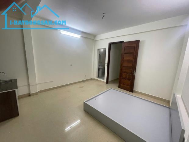 Cho thuê nhà nguyên căn ngõ 68 Cầu Giấy 35m x 5T, 4PKK giá 16 triệu, có ban công