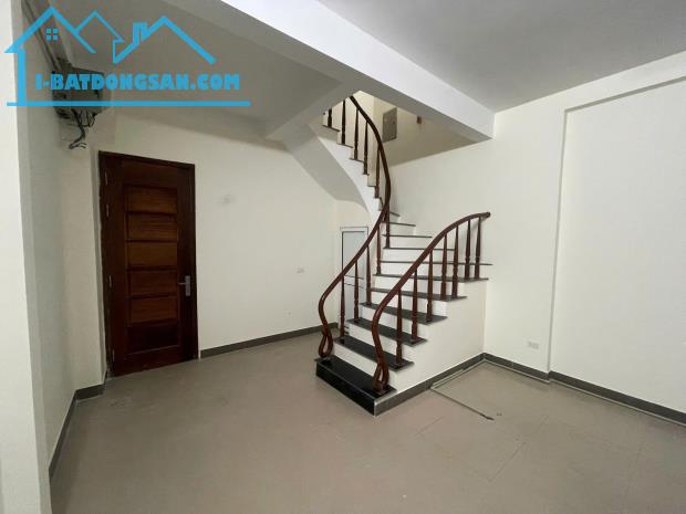 Cho thuê nhà nguyên căn ngõ 68 Cầu Giấy 35m x 5T, 4PKK giá 16 triệu, có ban công - 2