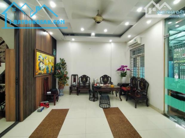 Bán nhà mặt phố Việt Hưng, 60m2, 5 tầng, gara, thang máy, 14 tỷ.
