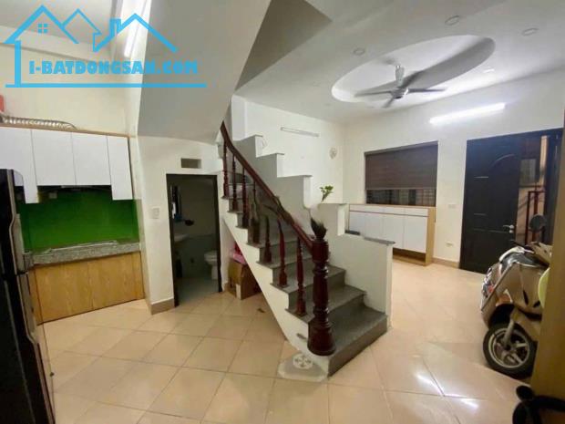 Cho thuê nhà Nguyễn Trãi, Thanh Xuân 4 tầng x 45m2, 4 ngủ, 13 Triệu ở hộ gia đình, Full đồ