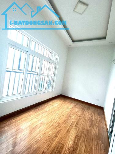 Bán nhà 2 thoáng Lạc Long Quân: 49m x 5 tầng, có sân thượng trồng rau - 2
