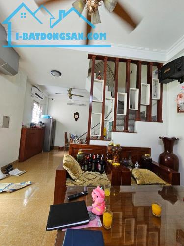 Bán nhà dân tự xây , kiên cố , chắc chắn , siêu hiếm ,10m ra ô tô , gần chợ -Long Biên