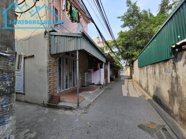 Bán nhà dân tự xây , kiên cố , chắc chắn , siêu hiếm ,10m ra ô tô , gần chợ -Long Biên - 2