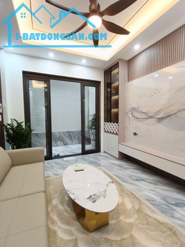 Bán nhà Phố Hoàng Ngân, Cầu Giấy, ô tô đỗ gần nhà , kinh doanh dòng tiền, 5 tầng 40m2 11.5
