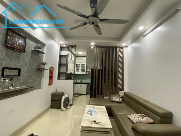 Cho thuê nhà ngõ 541 Lĩnh Nam, 5 tầng, 30m2, 3 ngủ, 11 Triệu - 4