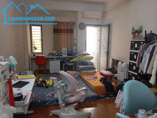 HƠN 8 TỶ, NHÀ NGUYỄN VĂN CỪ 40M, 4T, MT4M, Ô CHỜ THANG MÁY, 20M RA SÂN XE 45 CHỖ QUAY ĐẦU.