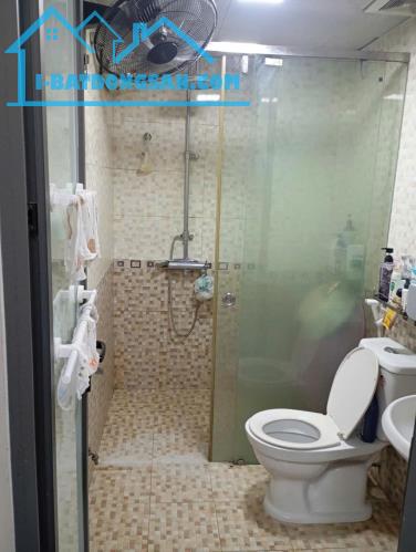 HƠN 8 TỶ, NHÀ NGUYỄN VĂN CỪ 40M, 4T, MT4M, Ô CHỜ THANG MÁY, 20M RA SÂN XE 45 CHỖ QUAY ĐẦU. - 2