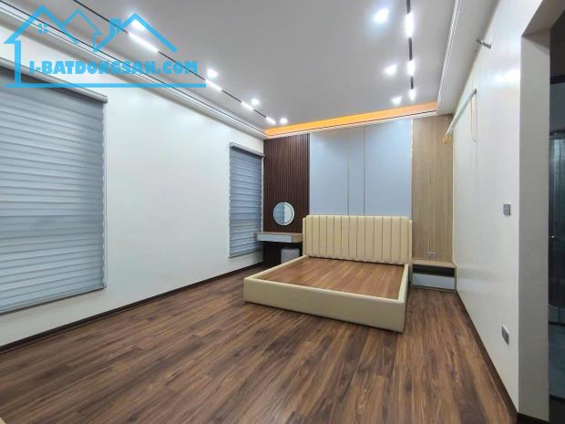 Bán nhà lô góc, mặt ngõ Giang Biên, Long Biên,ô tô, thang máy,49m2 6t mt 4.5m hơn 9 tỷ