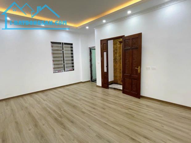 Nhà xây mới phố Pháo Đài Láng - 6 tầng - thang máy - thiết kế hiện đại - 3