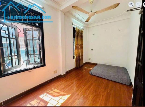 Cho thuê nhà 5 Phố Cảm Hội, 5 tầng x 25m2, 3 ngủ, 2 vệ sinh, 9 triệu KD on, ở gđ, nhóm 3 - 2