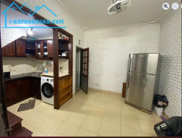 Cho thuê nhà 5 Phố Cảm Hội, 5 tầng x 25m2, 3 ngủ, 2 vệ sinh, 9 triệu KD on, ở gđ, nhóm 3 - 3