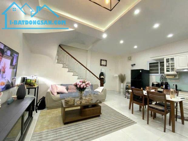 (BÁN NHÀ KHU VỰC NGUYỄN VĂN CỪ - LONG BIÊN - NHÀ THOÁNG SÁNG - CÁCH Ô TÔ ĐỖ 10M,NHÀ DÂN