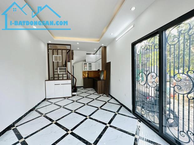 Bán Nhà Trương Định 30M x 5T Giá 5,5 Tỷ. Lô góc, gần phố, 20m ra ô tô