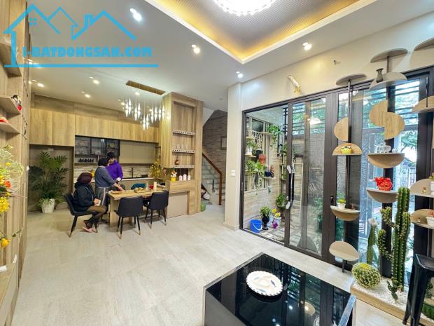 Cần bán gấp nhà Nguyễn văn Cừ , 52m , 5T , MT6m giá 11,8 tỷ có thương lượng