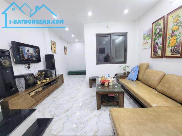 Bán Nhà đẹp bát khối DT 35M, MT 4M,ngõ thông,ô tô đỗ cửa. Nhỉnh 6 Tỷ + VỊ trí: Nhà nằm tại