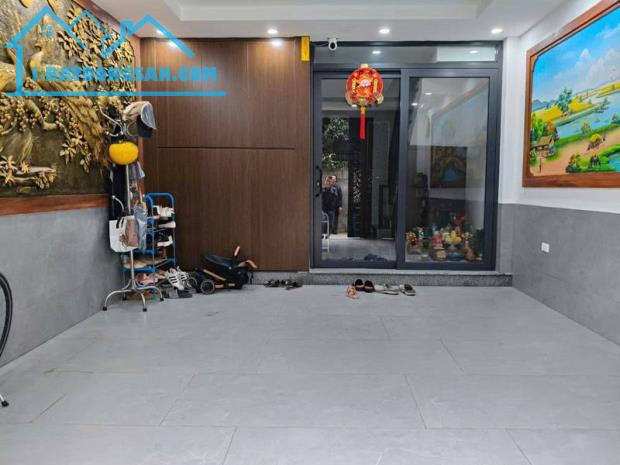 Bán Nhà đẹp bát khối DT 35M, MT 4M,ngõ thông,ô tô đỗ cửa. Nhỉnh 6 Tỷ + VỊ trí: Nhà nằm tại - 3