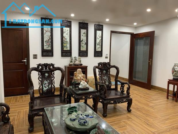 Bán siêu sang Nguyễn Văn Cừ . 118m.6T thang máy 27 tỷ có thương lượng