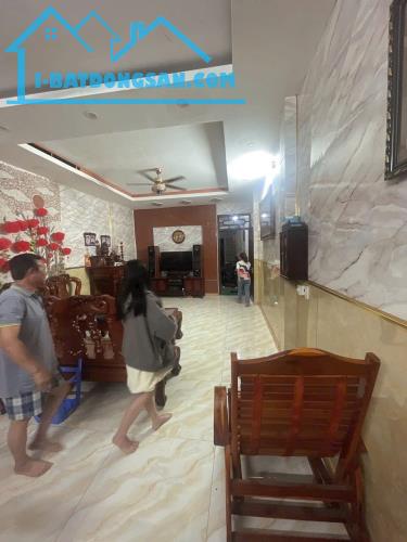 NGộp Âu Cơ - Lê Đại Hành - Quận 11 - 105m  - HXH vô nhà - 2 tầng