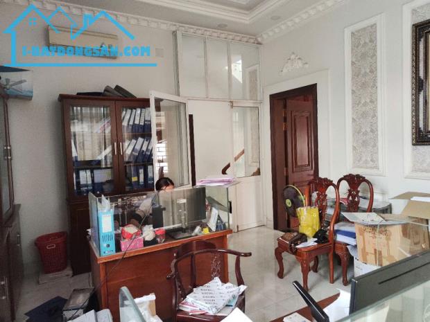 Bán nhà MT ngộp, xe hơi đỗ cửa ĐS 38, Hiệp Bình Chánh, Thủ Đức, 151m2, 3 tầng