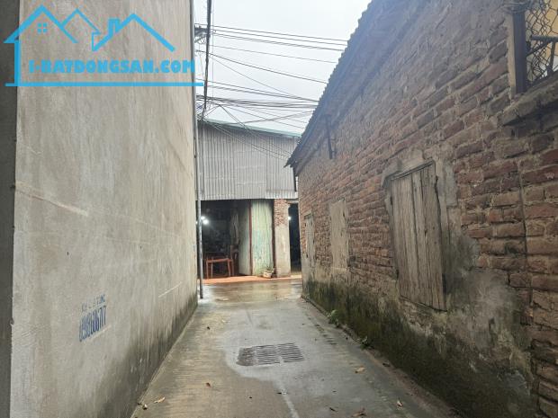 Diện tích: 60 m2. mặt tiền 5 m đường trước đất 3 m ngõ thông các ngả 
- Giá: 1,45 tỷ - 2