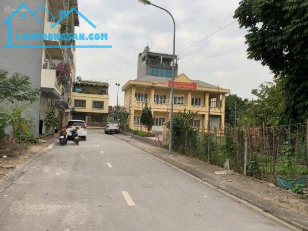 Chính chủ bán đất đấu giá A1 tổ 7 Cự Khối, 65.2m2 mặt tiền 5,5m đường 13m, vỉa hè