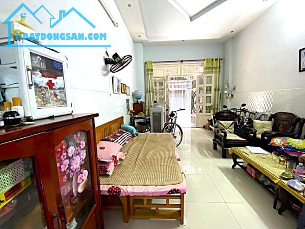 5 TỶ HƠN - NHÀ TÂN PHÚ GIÁP TÂN BÌNH - 2 CĂN RA MẶT TIỀN - DT 4*12M - ĐÚC 2 TẤM 3PN ĐẸP