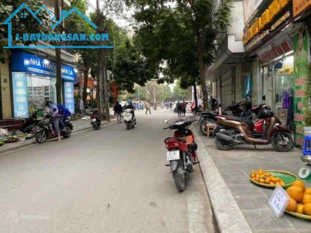 Bán Đất Hiếm 28 Xuân La - 353m2 x MT 25m - Lô góc - Ngõ thông oto tránh - 5 bước ra Phố - 1