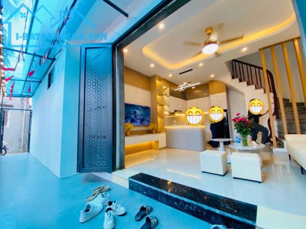 Bán nhà q.Hoàng Mai - xây mới từ móng , dt 42M -MT 5M sổ đỏ nở hậu giá 5.85 tỷ ngõ rộng ot