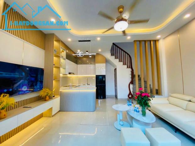 Bán nhà q.Hoàng Mai - xây mới từ móng , dt 42M -MT 5M sổ đỏ nở hậu giá 5.85 tỷ ngõ rộng ot - 1