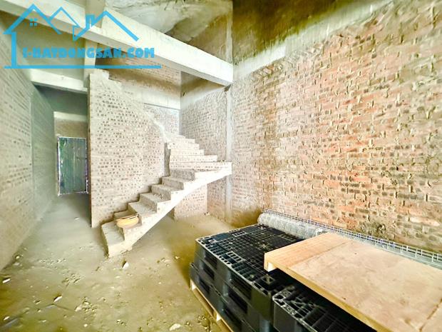 CHÍNH CHỦ CẦN TIỀN BÁN GẤP GIÁ RẺ - NHÀ PHÂN LÔ - OTO TRÁNH - KINH DOANH VP - CTY ĐỈNH. - 2