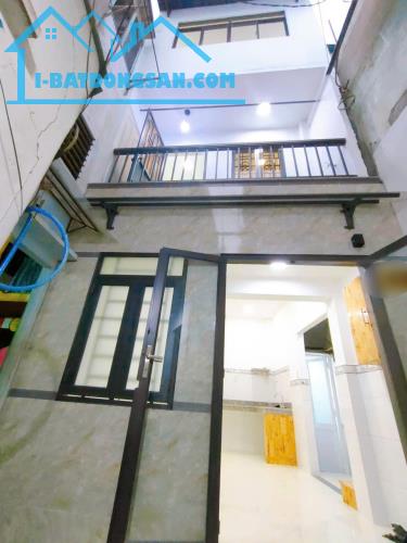 Bán nhà mới 3 lầu lô nhì Tôn Đản Q.4 chỉ 1Tỷ950