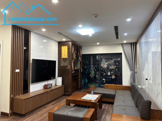 Chính chủ nhờ bán căn hộ chung cư cao cấp dự án 136 Hồ Tùng Mậu 145m2, 3PN, full nội thất