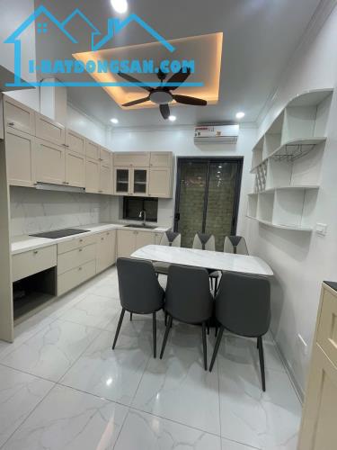 NHÀ 13.75 đ  MỚI ĐẸP 50m2  OTO, PHỐ NGỌC LÂM THÔNG TỨ TUNG, SỔ NỞ HẬU,  KINH DOANH, LÀM CỬ