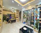 Cần bán gấp nhà Nguyễn văn Cừ , 52m , 5T , MT6m giá 11,8 tỷ có thương lượng
