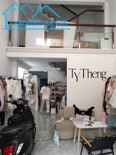 NGAY LÊ THÚC HOẠCH TÂN PHÚ -NHÀ 3 TẦNG BTCT -HẺM ÔTÔ THÔNG -48M2(4x12) -3 PN. CHỈ HƠN 5 TỶ